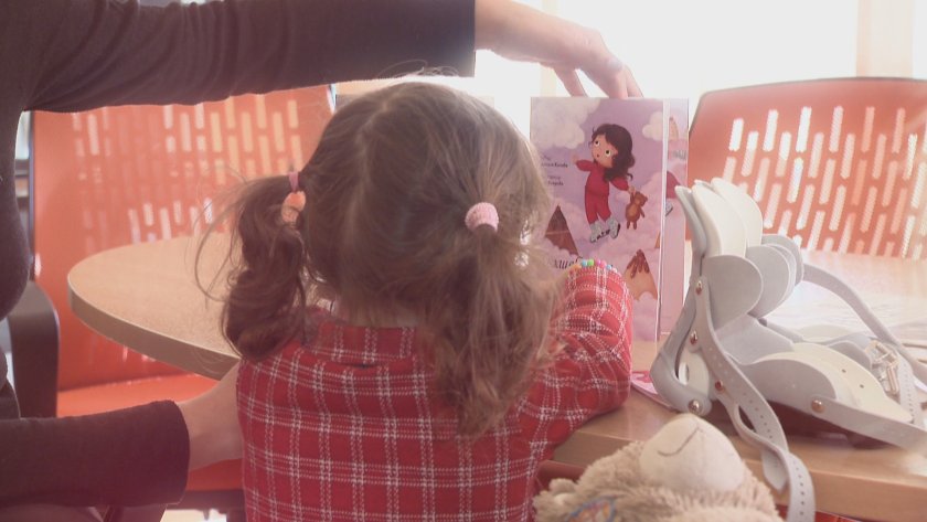 "Вълшебните обувки на Кая" разказва за трудния, но приказен свят на децата с вродено изкривяване на стъпалата