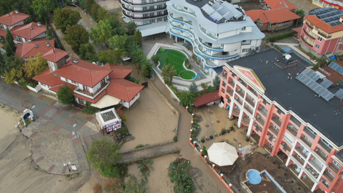 Раздават 60 000 литра вода от Държавния резерв на жителите на Свети Влас