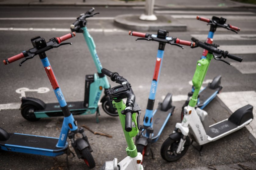 Две 12-годишни момичета пострадаха при инцидент с електрически скутер в Дупница