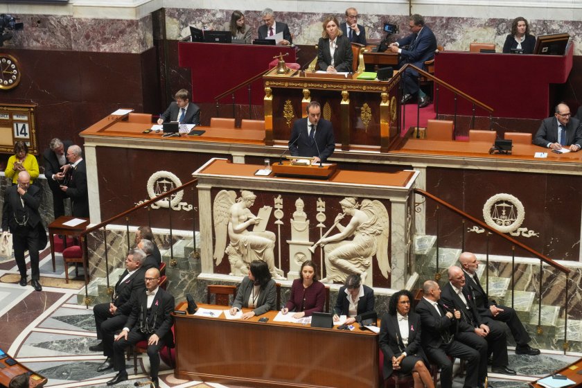 Два вота на недоверие във Франция - ще оцелее ли правителството на Льокорню