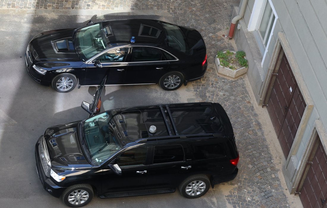 Реакциите в парламента след решението на президента да пътува с личния си автомобил