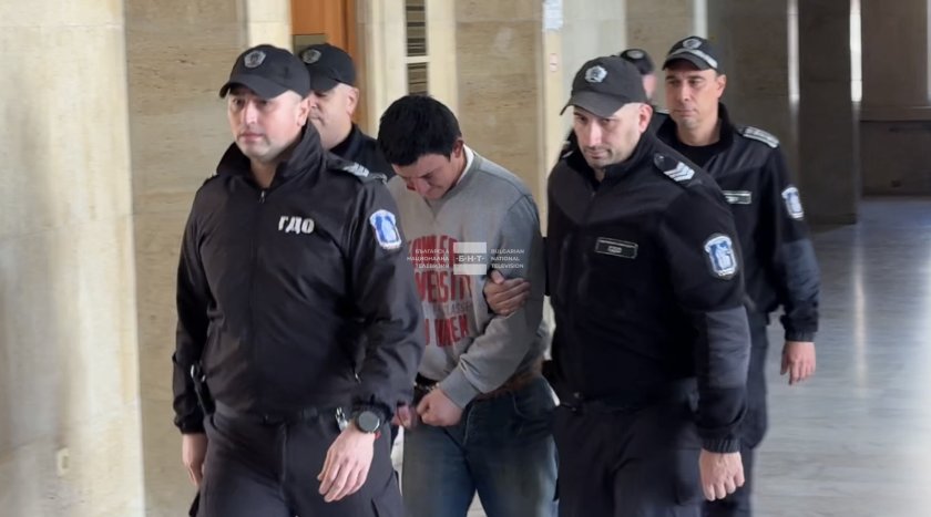 25-годишният Фахри, обвинен в тройното убийство на семейството си, остава в ареста