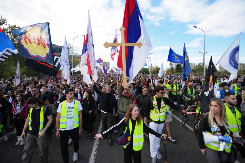 В навечерието на годишнината от трагедията в Нови Сад: Студентски марш тръгна от Белград (СНИМКИ)