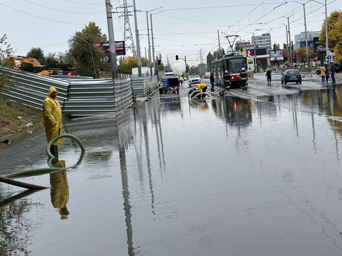 Наводнение в София: Част от трамваите не се движат, пуснати са автобуси