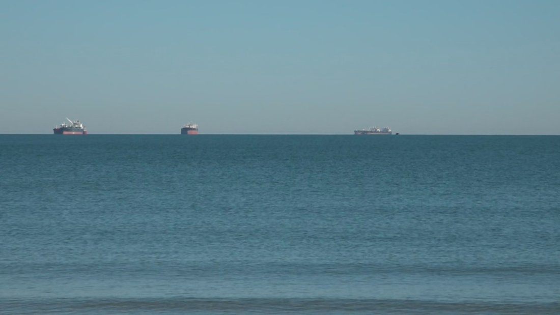 Сигнали за силна и задушлива миризма на нефт в Бургас