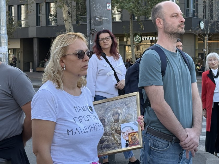 Майката на един от загиналите в Нови Сад започна гладна стачка пред парламента (СНИМКИ и ВИДЕО)