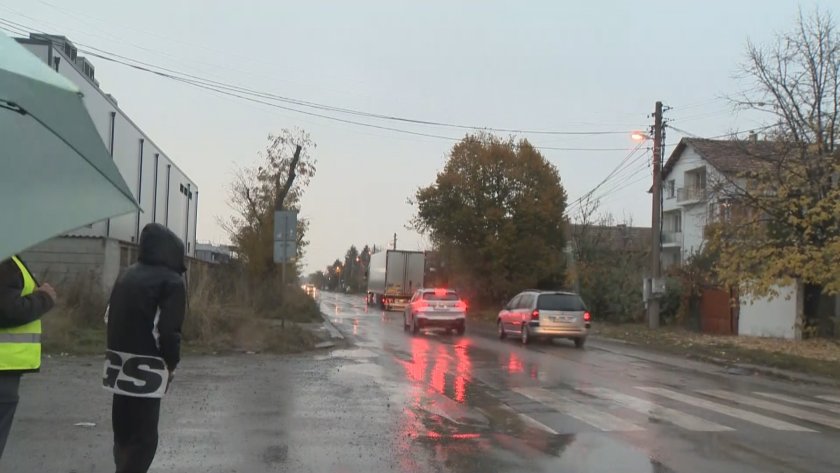 "Всичко се клати, ще ни паднат къщите": Божурище на протест - искат мерки срещу трафика на тирове