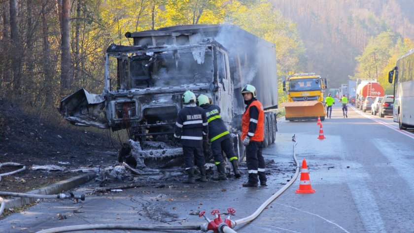камион изгоря затрудни движението прохода републиката снимки