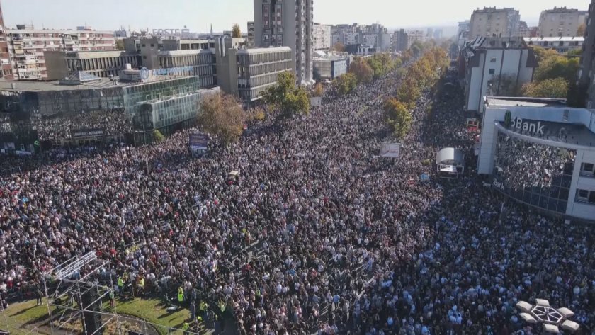 Най-тихите 16 минути: Хиляди в Сърбия почетоха паметта на жертвите от Нови Сад