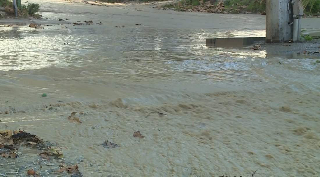 Авария наводни улици във варненския квартал &ldquo;Бриз&rdquo; (ВИДЕО)