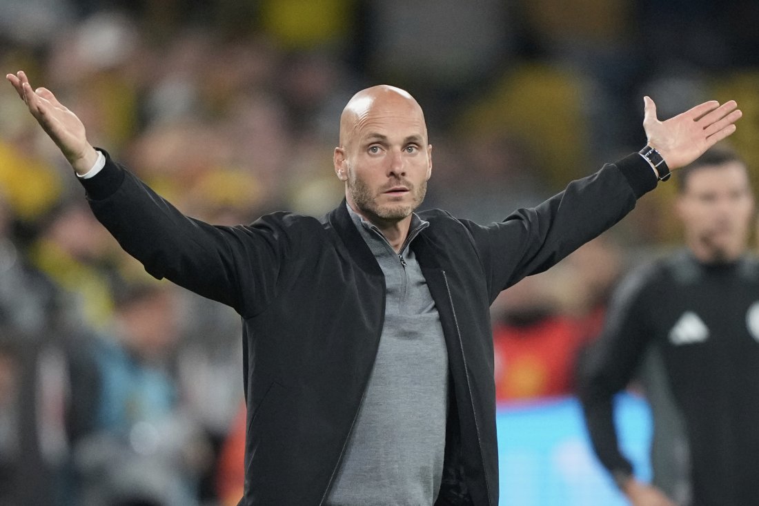 Волфсбург се разделя със старши треньора Пол Симонис след слабия старт на сезона