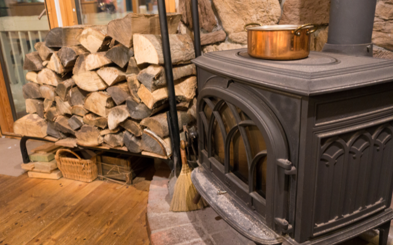 Инсталират димни детектори в домовете на хора, отопляващи се на дърва