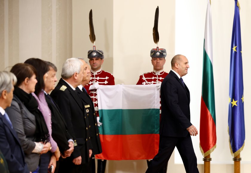 президентът румен радев връчи знамето антарктиците снимки