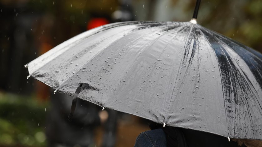 Облачно време с валежи днес