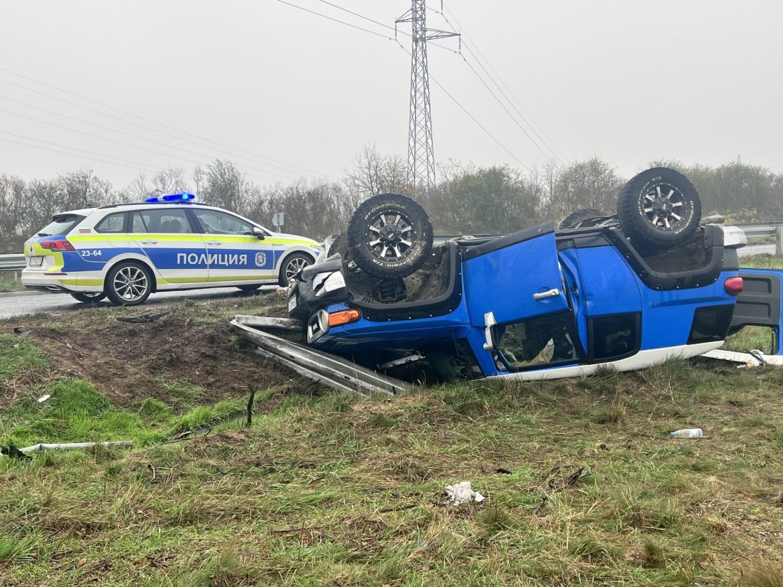 Кола се обърна на пътя Казанлък - Стара Загора, водачът е пострадал