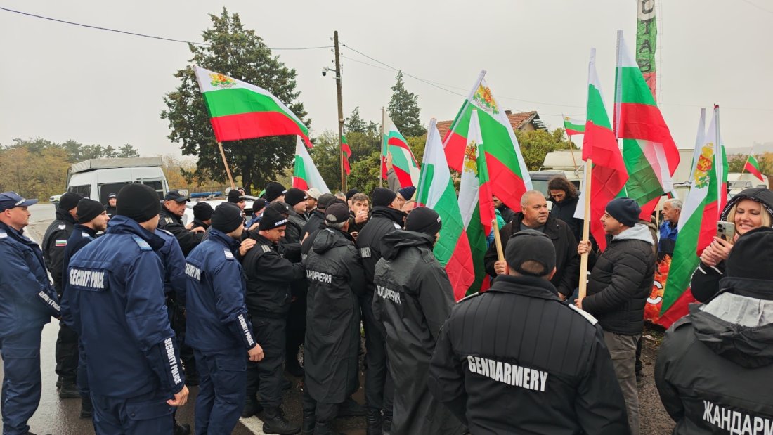 Протест край Гурково: Граждани настояват за запазване на лева