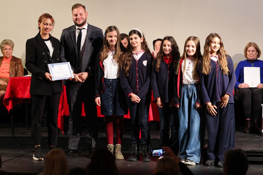 Петър Младенов, „Посланици на здравето“