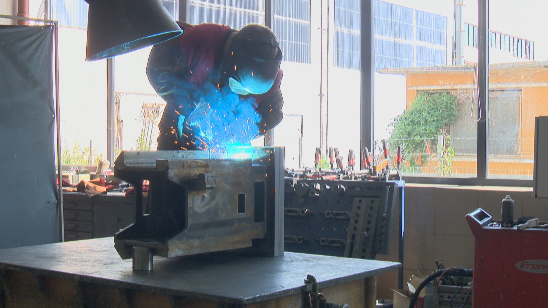 все млади хора нас избират професиите шлосер стругар