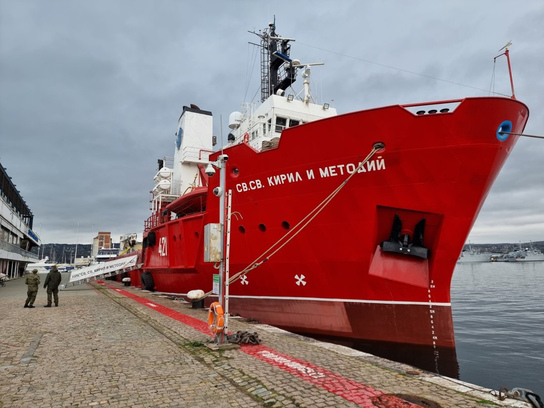 българският научноизледователски кораб кирил методий отплава нова експедиция антарктида