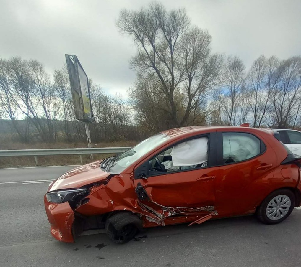 Катастрофа затруднява движението на главния път между Симитли и Банско