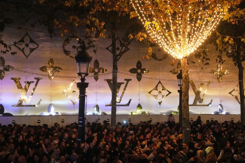 коледно настроение шан елизе засия нова украса снимки