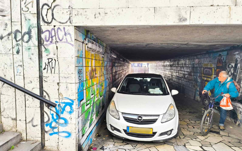 кола чуждестранна регистрация паркирала подлез варна снимки