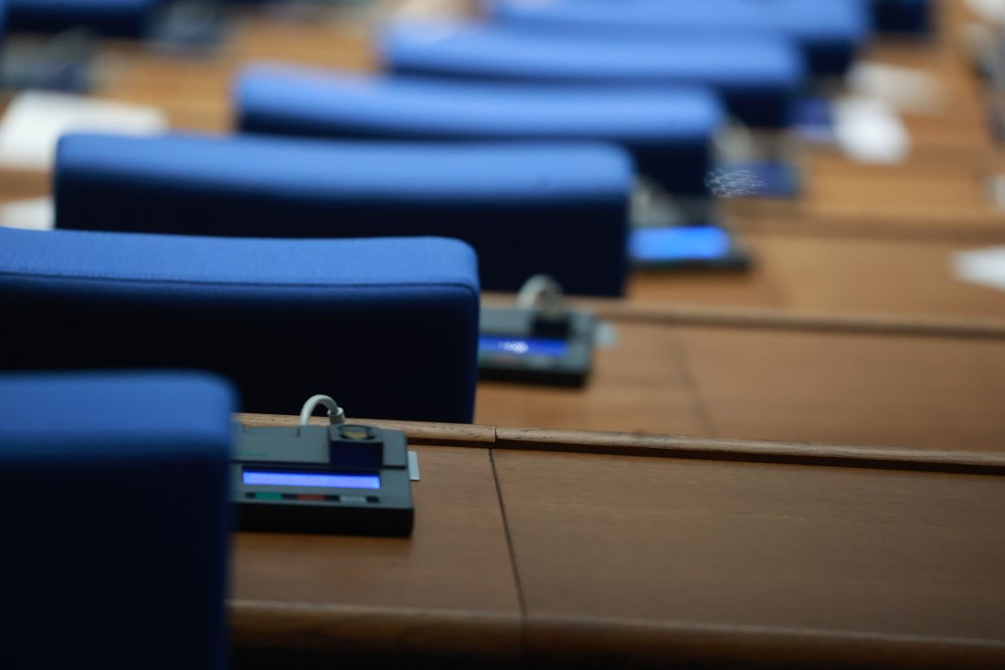 решението управляващи опозиция спор референдума еврото