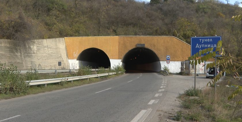 Опасност за шофьорите: Тунел "Дупница" на главния път Е-79 продължава да тъне в мрак