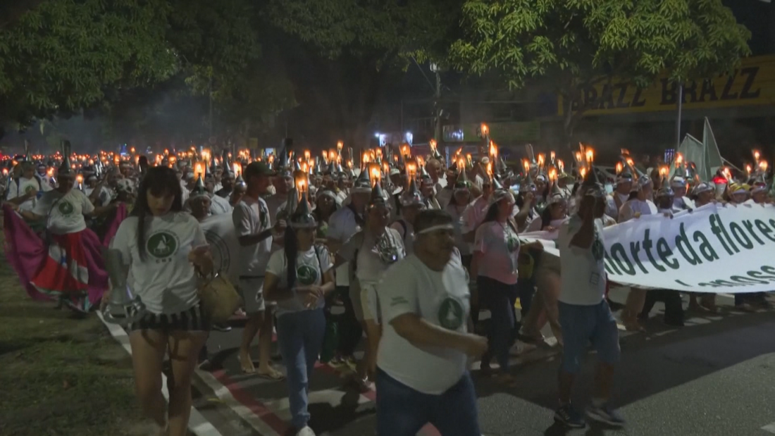 Екоактивисти протестират с фенери в Бразилия