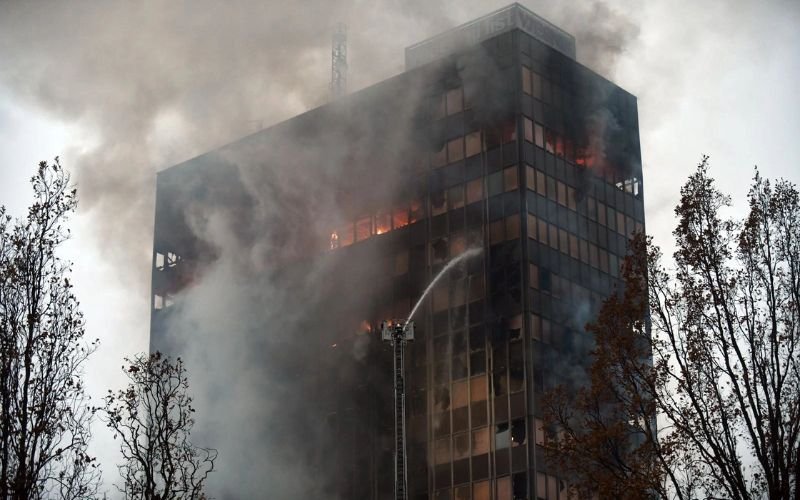 пожар гори небостъргач загреб 100 пожарникари борят огъня видео