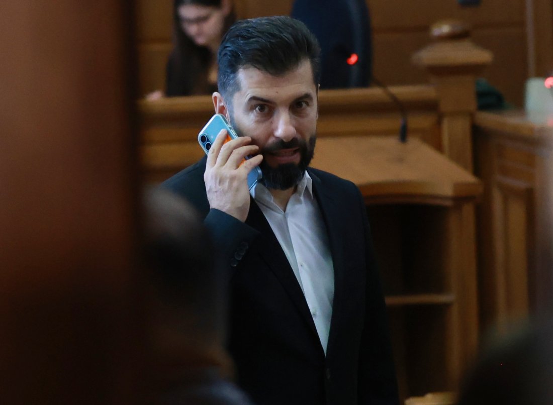 Горанов и Арнаудова няма да бъдат разпитани в съдебна зала по делото срещу Кирил Петков