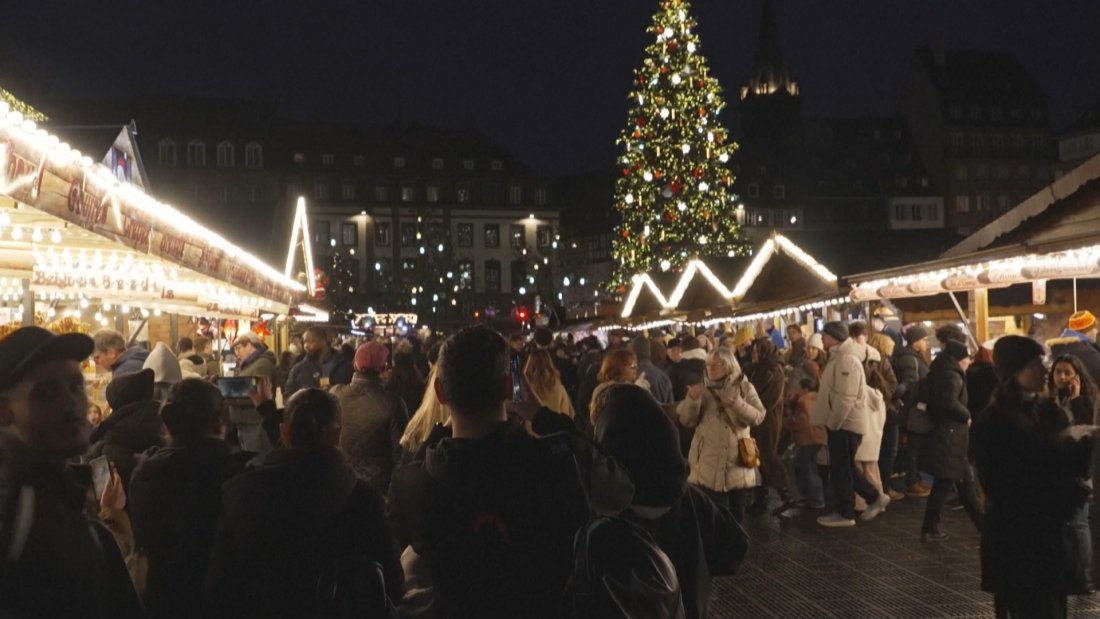 30-метрова елха освети коледния базар в Страсбург
