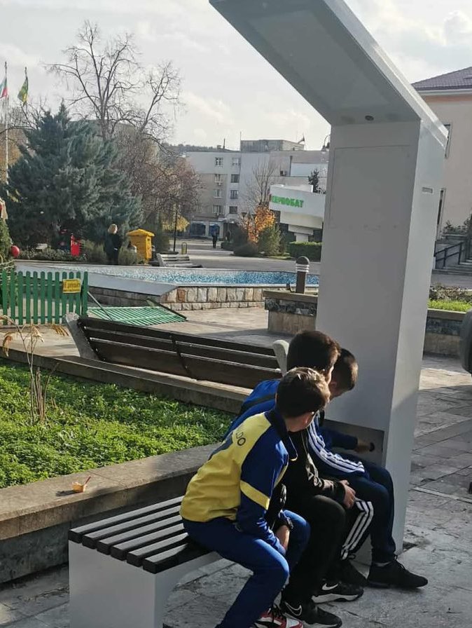 зелена градска среда монтираха първата соларна пейка карнобат