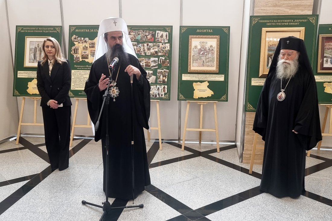 Изложба "Молитва за България" беше открита в мраморното фоайе в Народното събрание