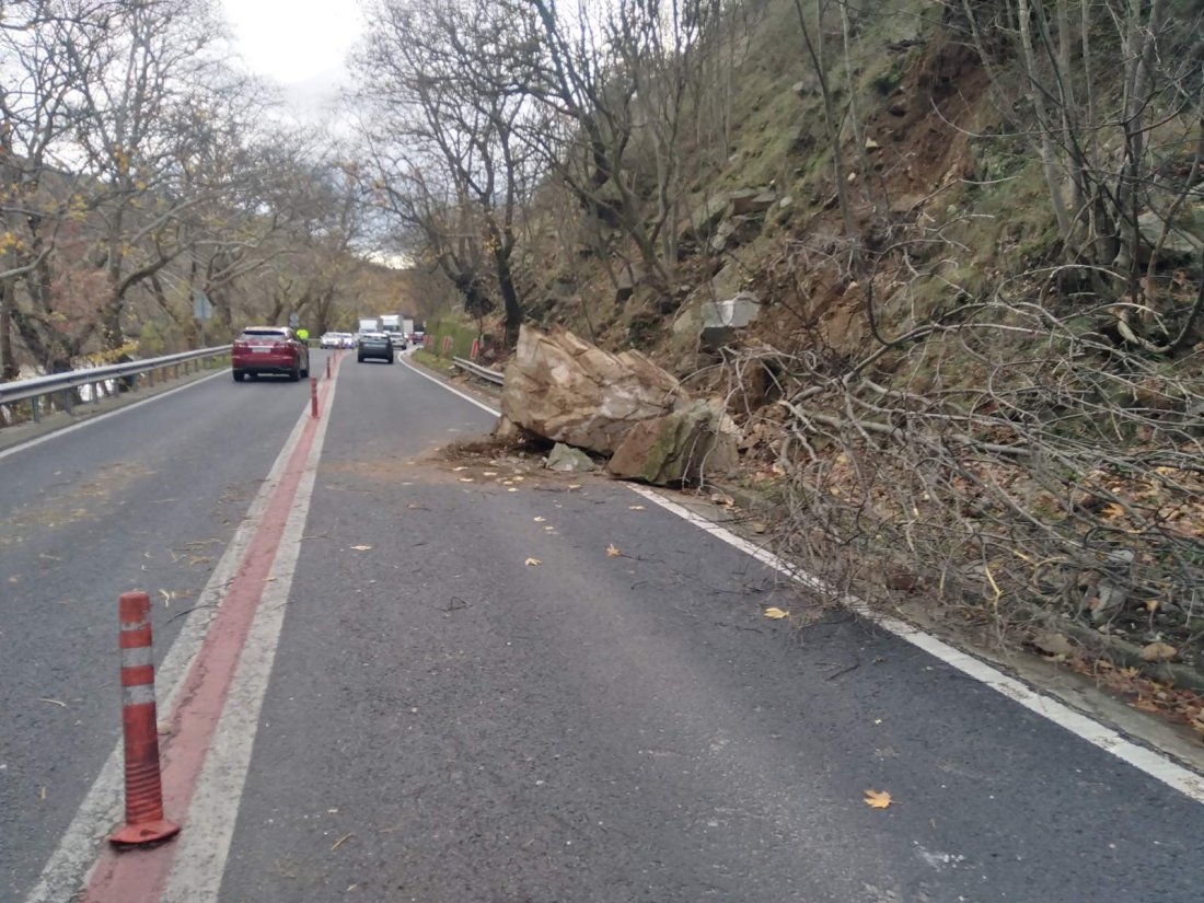 паднала скална маса затруднява движението кресненското дефиле