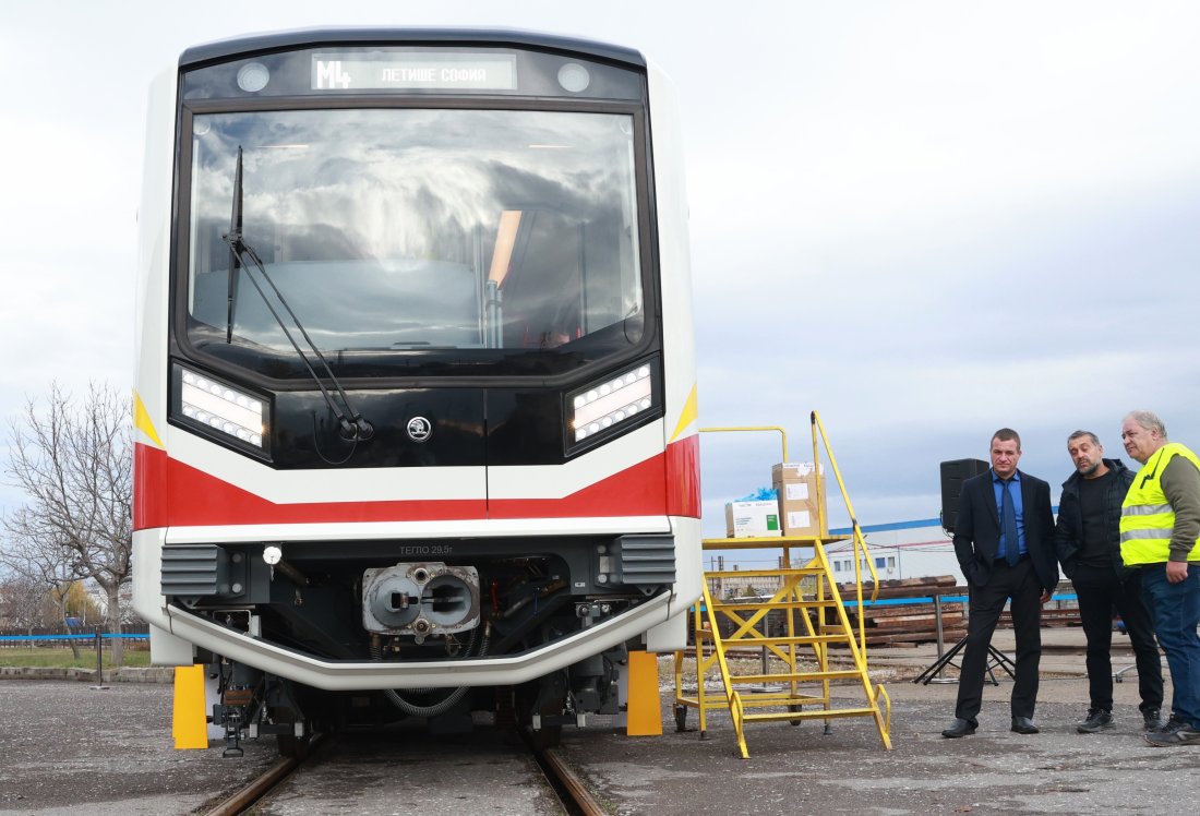 показаха новите метровлакове движат една линиите снимки