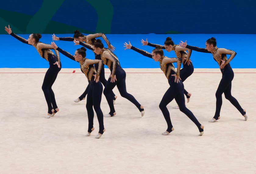 девойки, естетическа групова гимнастика