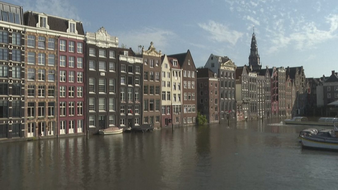 Мерки срещу туристическия наплив в Амстердам: Общината увеличава туристическия данък