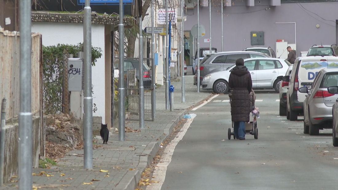 Поставиха стълбове в средата на тротоар на централна улица в Благоевград