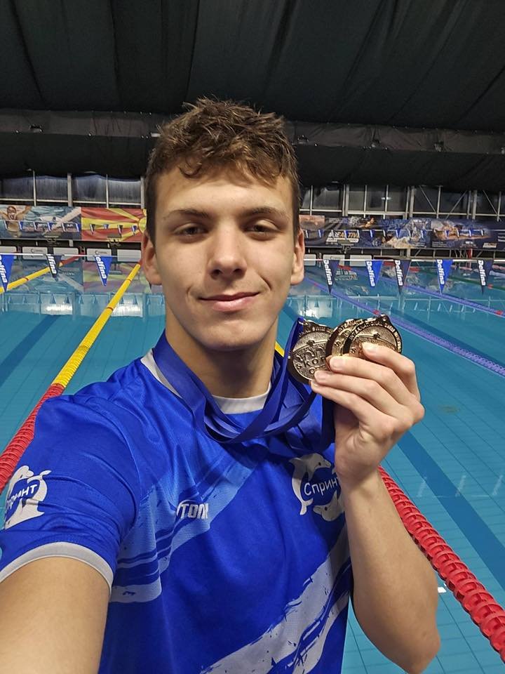 злато нов национален рекорд малък басейн 200 гръб адриан йонинов турнир юноши скопие
