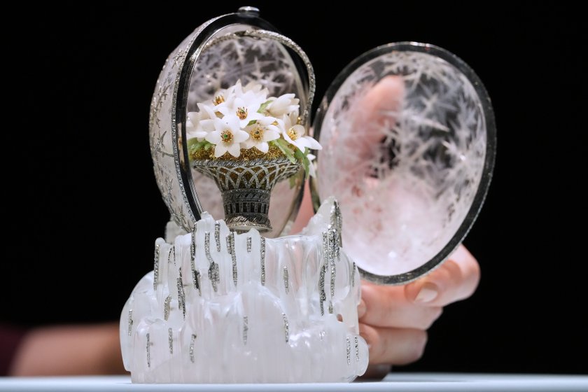 продават търг яйце фаберже украсено 4500 диаманта