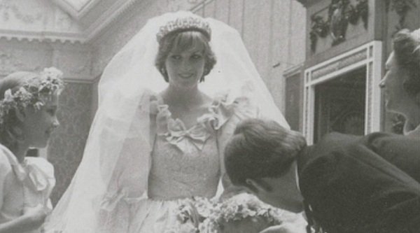 Рядка бутилка шампанско от сватбата на Даяна и Чарлз излиза на търг в Дания