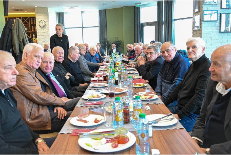 Георги Иванов приветства футболни легенди на традиционeн Коледен обяд на ветераните