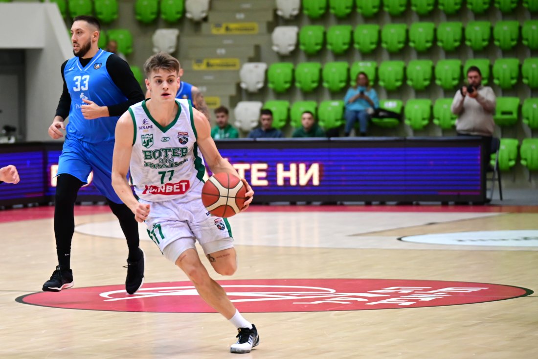 Ботев 2012 не трепна срещу Левски