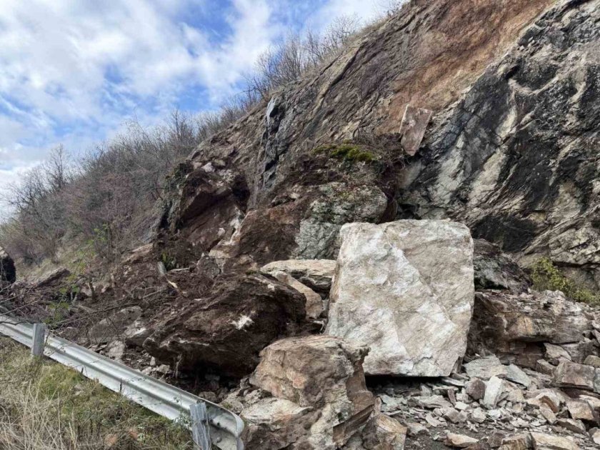 пет машини разчистват свлачището прохода троян кърнаре