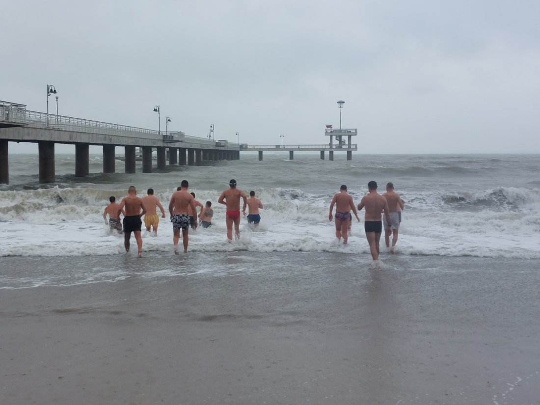 Плуване в студени води на Никулден в Бургас