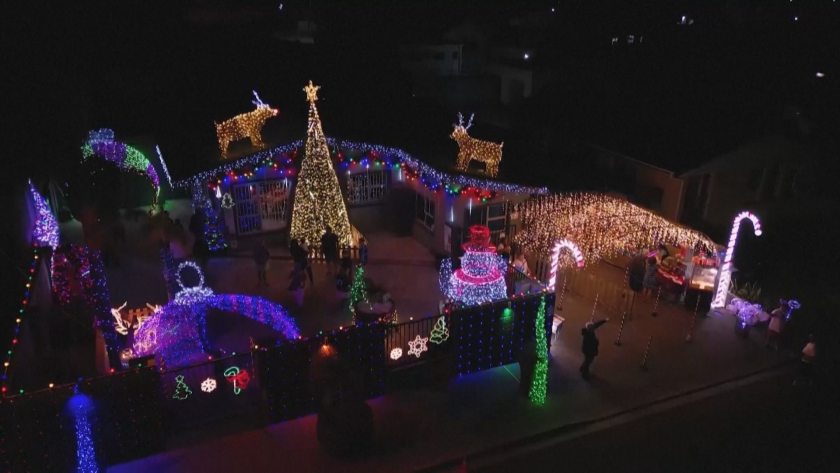 Коледна украса в частен дом в Кейптаун се превърна в атракция