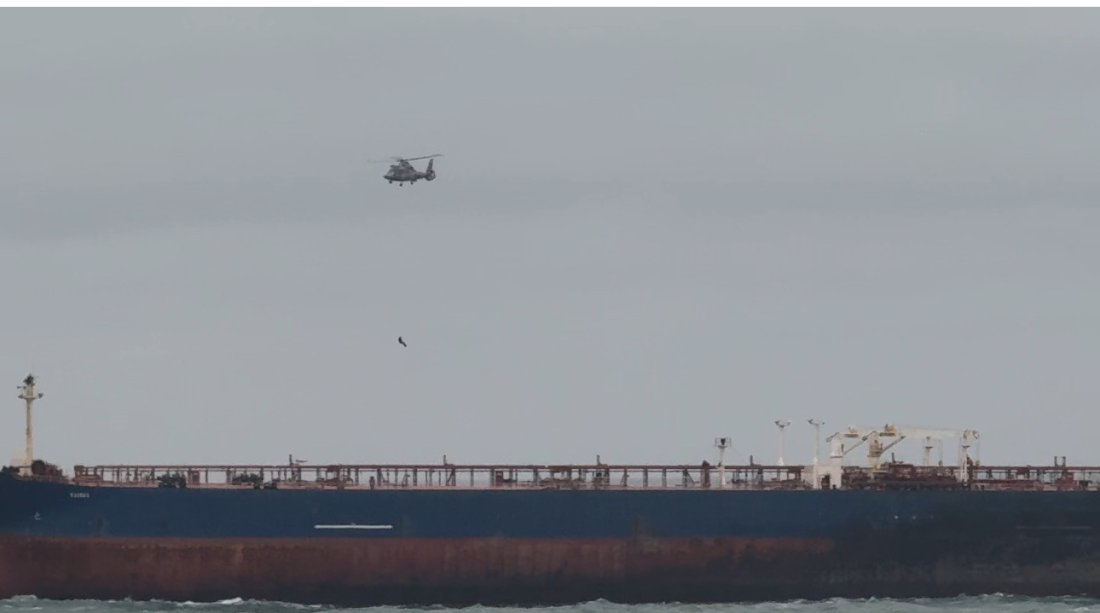 вертолет пантер достави храна екипажа танкера ldquoкайросrdquo блокиран ахтопол снимки