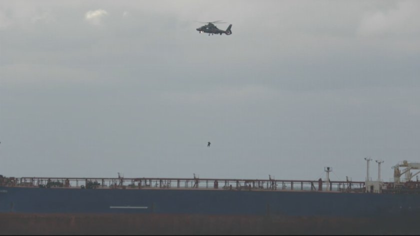 Евакуираха още четирима моряци от танкера "Кайрос", изследват водата за замърсяване