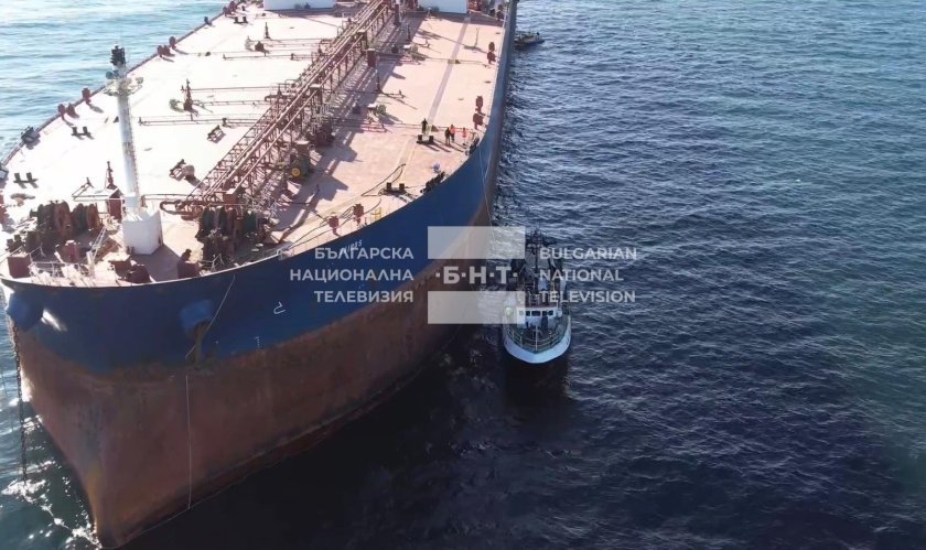 Танкерът край Ахтопол е обезопасен и готов за изтегляне